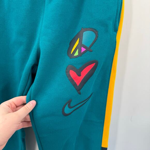 Nike PLS Standard Fit Taper Leg Joggers Green DO6182-367 Mens - Picture 7 of 8